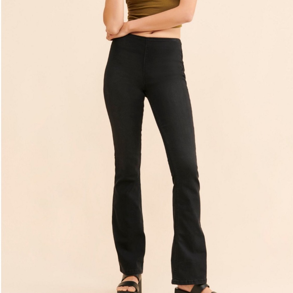 Free People! VERY FLATTERING! Slight flare more bootcut Size 28 in black!